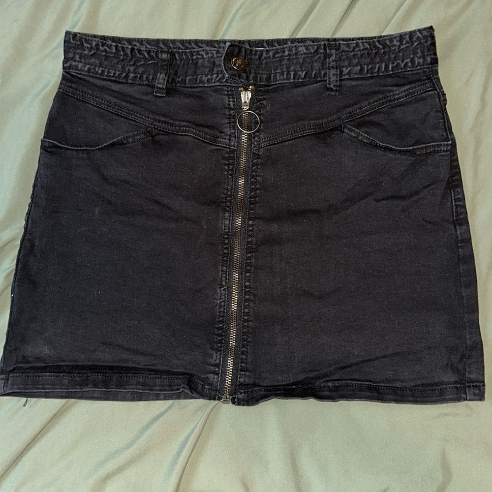 Forever 21 - Black Zip-Up Skirt w/ Pockets - Size 28